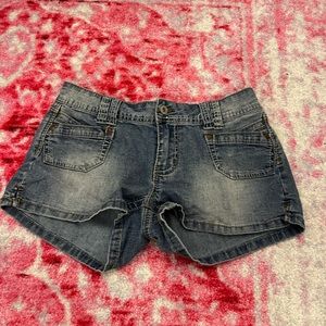 Size 9 but fits a small low rise jean shorts